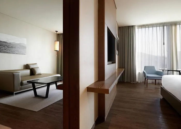 Courtyard By Marriott Myeongdong 4*
