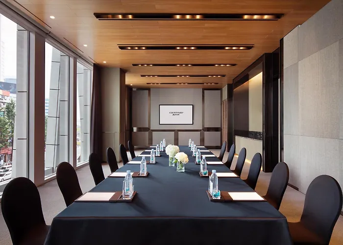 Courtyard By Marriott Myeongdong 4* Сеул