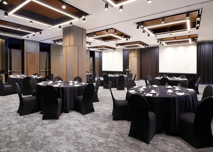 Отель Courtyard By Marriott Myeongdong Сеул