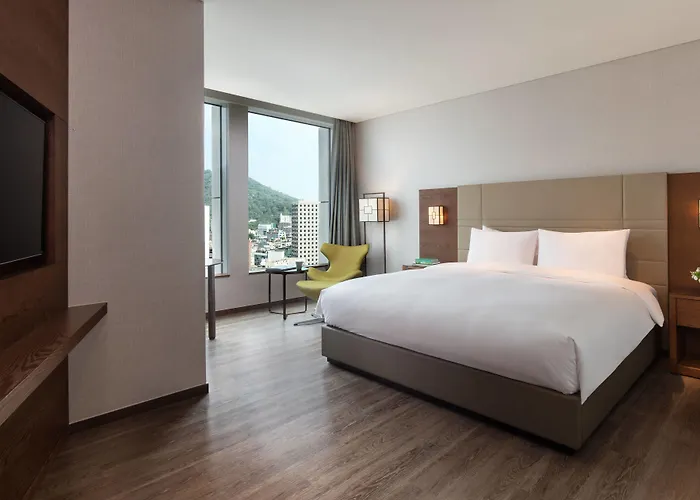 Courtyard By Marriott Myeongdong 4*