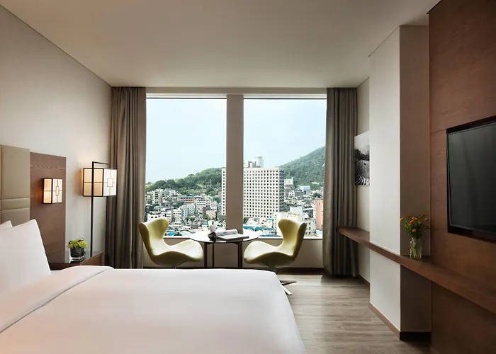 Отель Courtyard By Marriott Myeongdong 4*