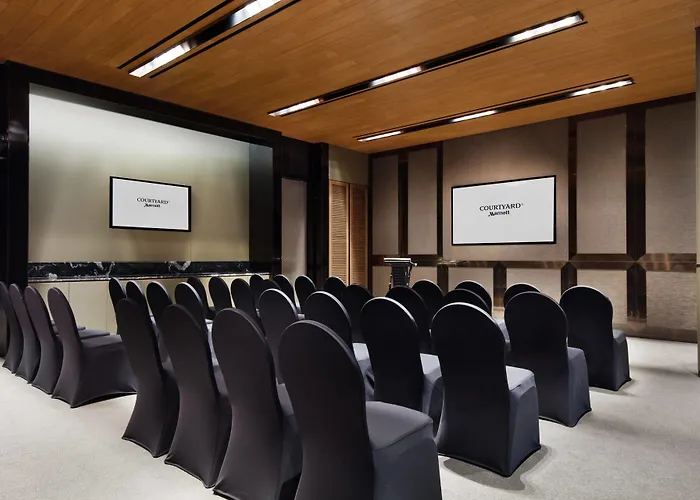 Courtyard By Marriott Myeongdong 4*
