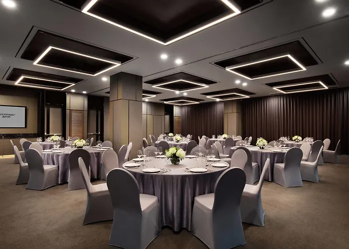 Courtyard By Marriott Myeongdong Отель 4*