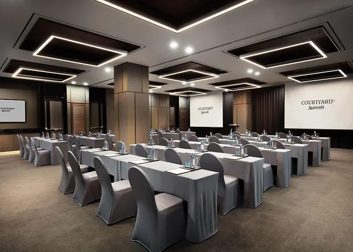 Courtyard By Marriott Myeongdong Отель 4*