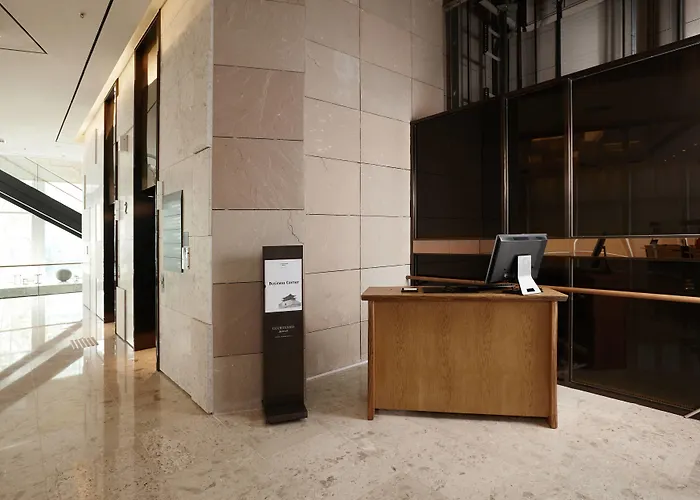 Отель Courtyard By Marriott Myeongdong 4*