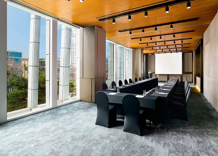 Courtyard By Marriott Myeongdong 4*