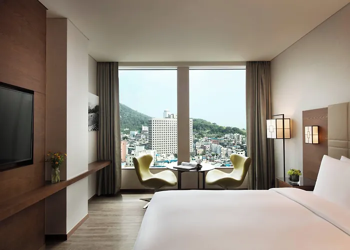 Отель Courtyard By Marriott Myeongdong