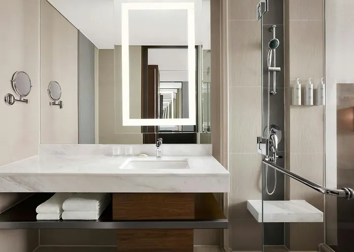 Отель Courtyard By Marriott Myeongdong 4*